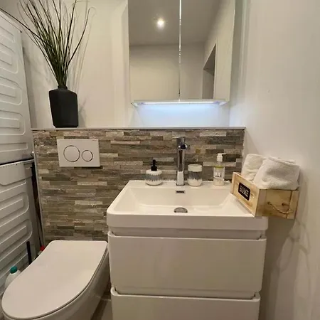 Stylish 1-Bedroom Condo Close To Exhibition Square Bâle Extérieur photo