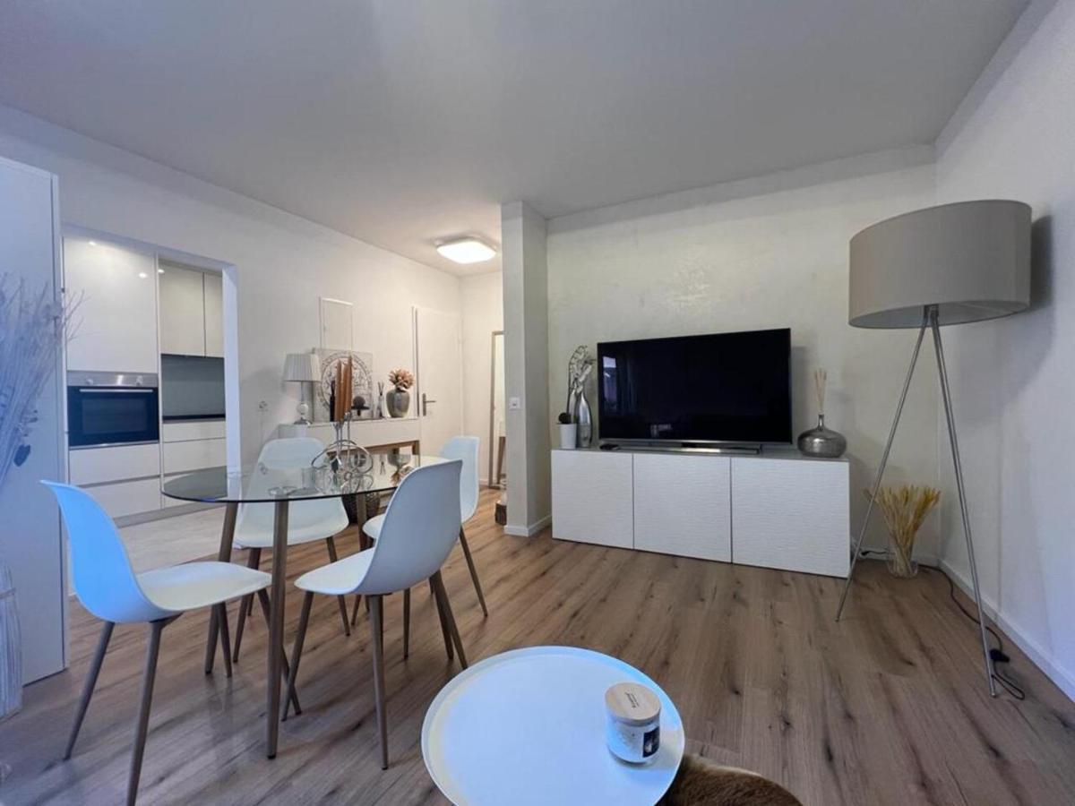 Stylish 1-bedroom Close To Exhibition Square Apartment